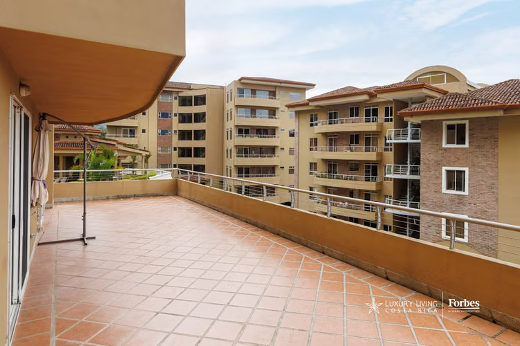 21033 - Amplio apartamento con terraza panorámica en venta en Escazú