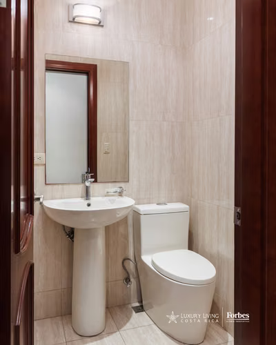 21033 - Amplio apartamento con terraza panorámica en venta en Escazú