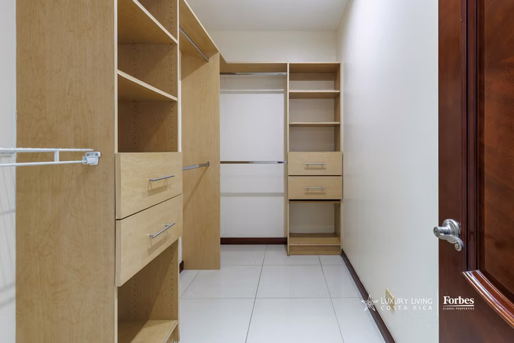 21033 - Amplio apartamento con terraza panorámica en venta en Escazú