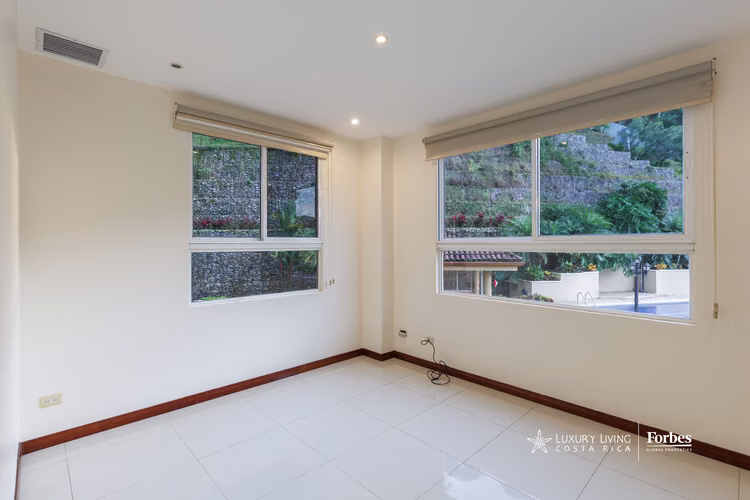 21033 - Amplio apartamento con terraza panorámica en venta en Escazú