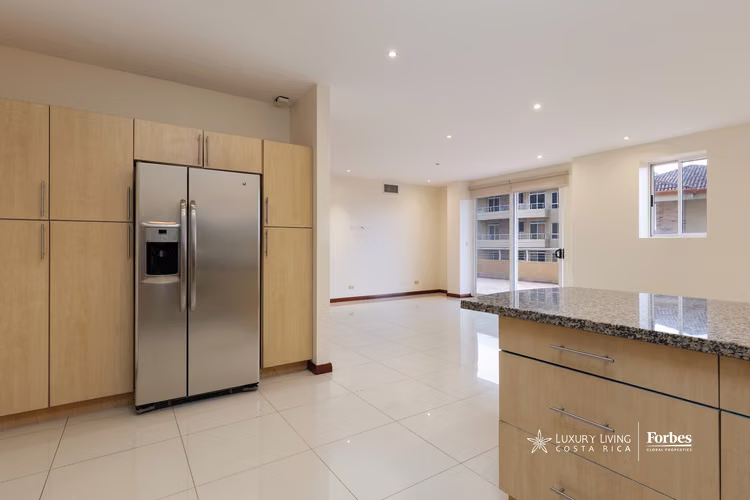 21033 - Amplio apartamento con terraza panorámica en venta en Escazú