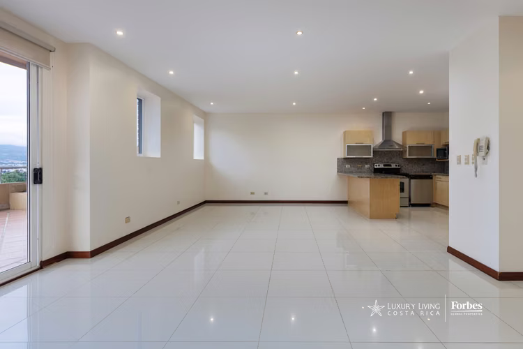 21033 - Amplio apartamento con terraza panorámica en venta en Escazú