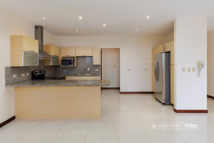 21033 - Amplio apartamento con terraza panorámica en venta en Escazú