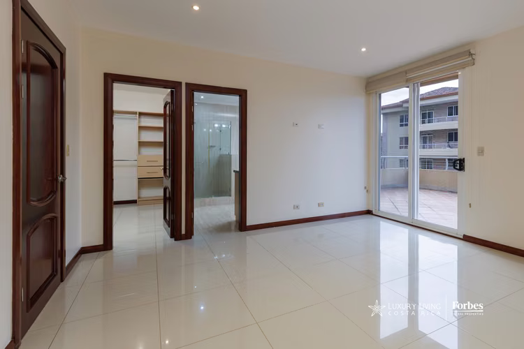 21033 - Amplio apartamento con terraza panorámica en venta en Escazú