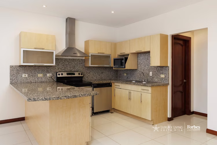 21033 - Amplio apartamento con terraza panorámica en venta en Escazú