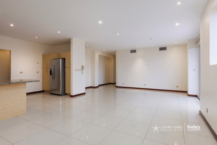 21033 - Amplio apartamento con terraza panorámica en venta en Escazú