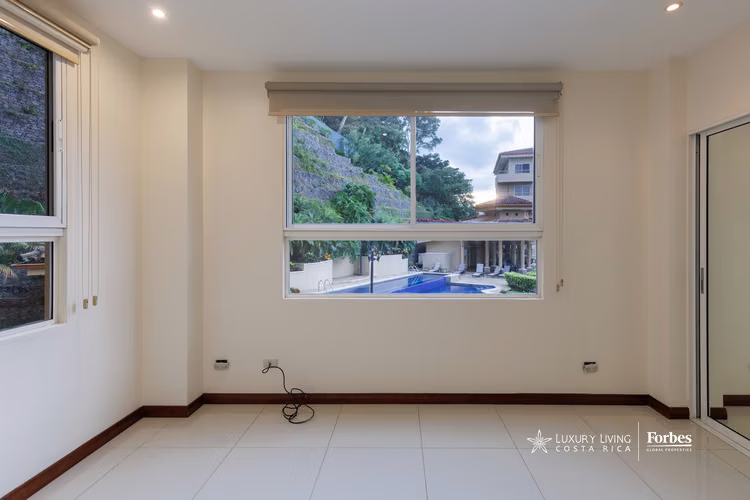 21033 - Amplio apartamento con terraza panorámica en venta en Escazú