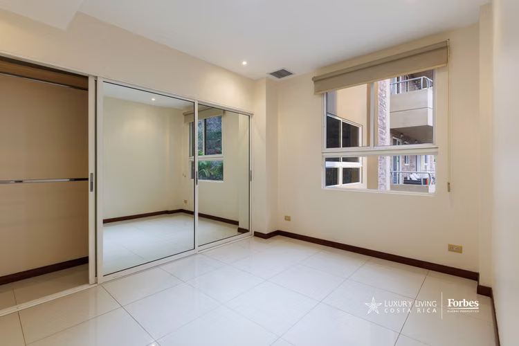 21033 - Amplio apartamento con terraza panorámica en venta en Escazú