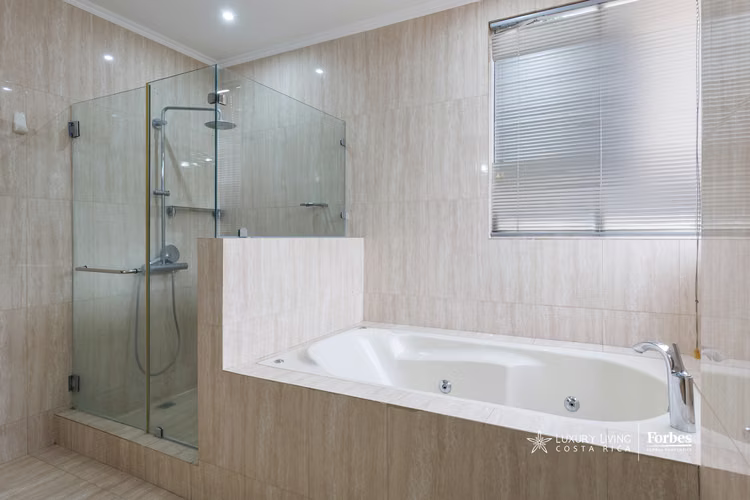 21033 - Amplio apartamento con terraza panorámica en venta en Escazú