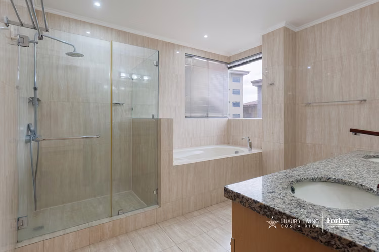 21033 - Amplio apartamento con terraza panorámica en venta en Escazú
