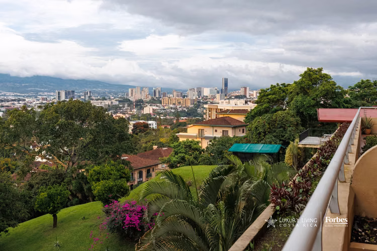 21033 - Amplio apartamento con terraza panorámica en venta en Escazú
