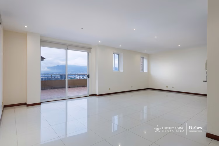 21033 - Amplio apartamento con terraza panorámica en venta en Escazú