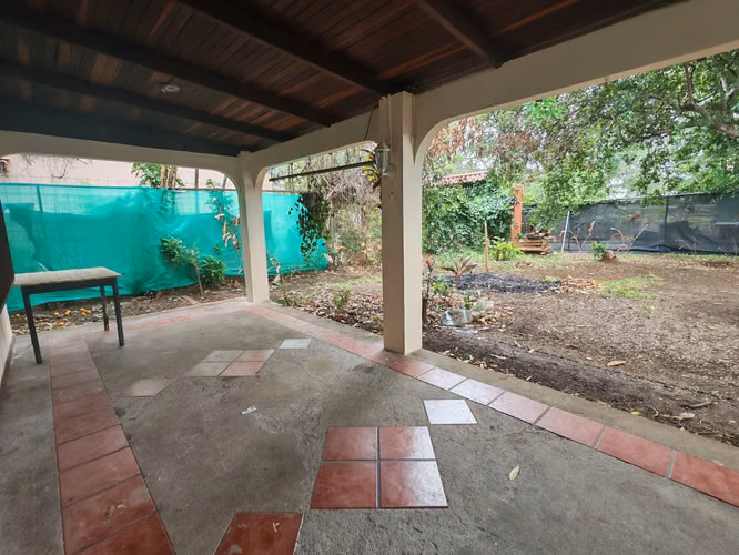 Alquiler | Casa independiente con amplio jardín en Pozos de Santa Ana - Imagen 3