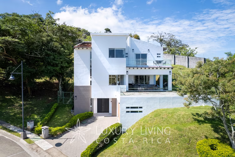 20319 - Casa moderna para venta en Condominio Cerro Colón