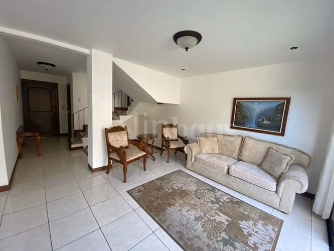 En venta casa esquinera en condominio en Guachipelín, Escazú. - Imagen 13