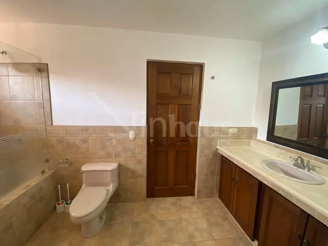 En venta casa esquinera en condominio en Guachipelín, Escazú. - Imagen 4