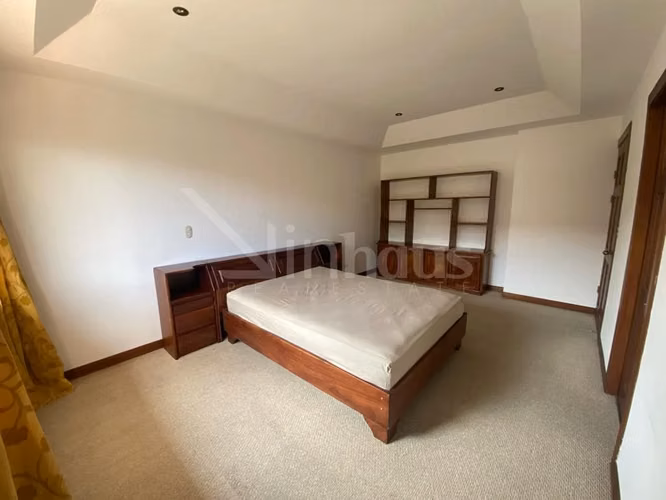 En venta casa esquinera en condominio en Guachipelín, Escazú. - Imagen 5
