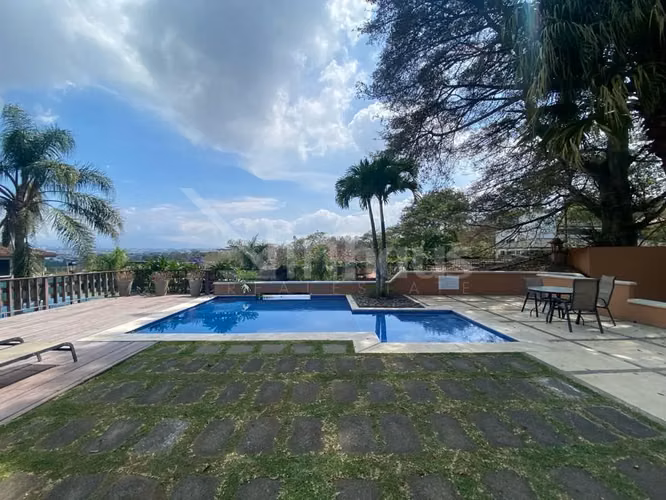 En venta casa esquinera en condominio en Guachipelín, Escazú. - Imagen 11