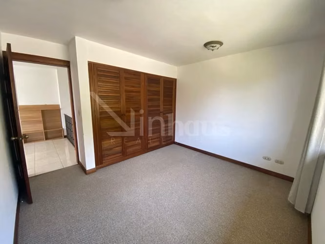 En venta casa esquinera en condominio en Guachipelín, Escazú. - Imagen 8