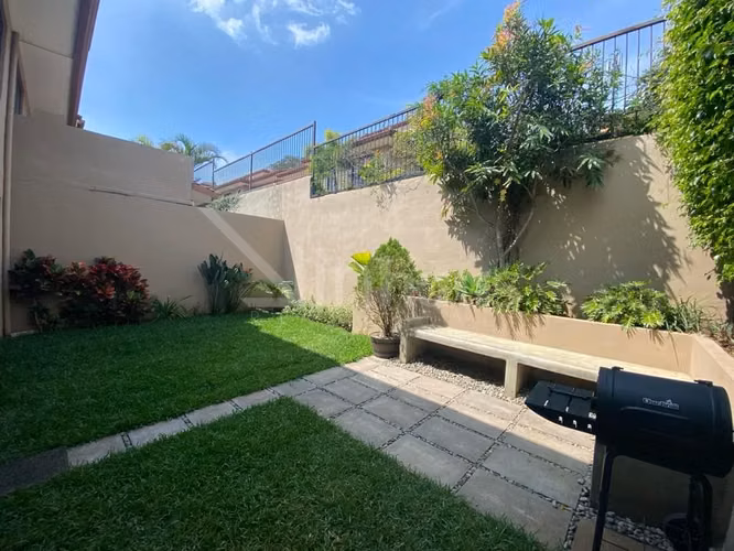 En venta casa esquinera en condominio en Guachipelín, Escazú. - Imagen 3
