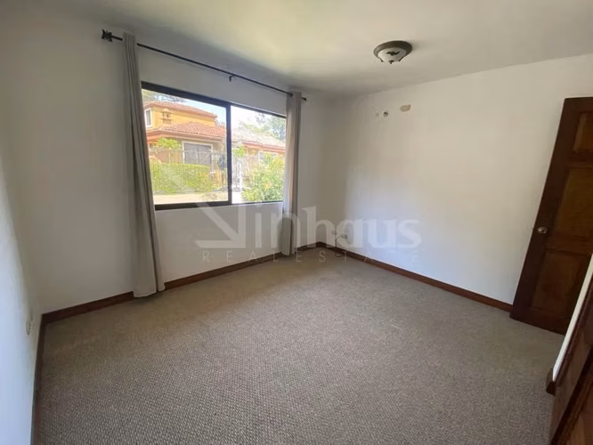 En venta casa esquinera en condominio en Guachipelín, Escazú. - Imagen 19