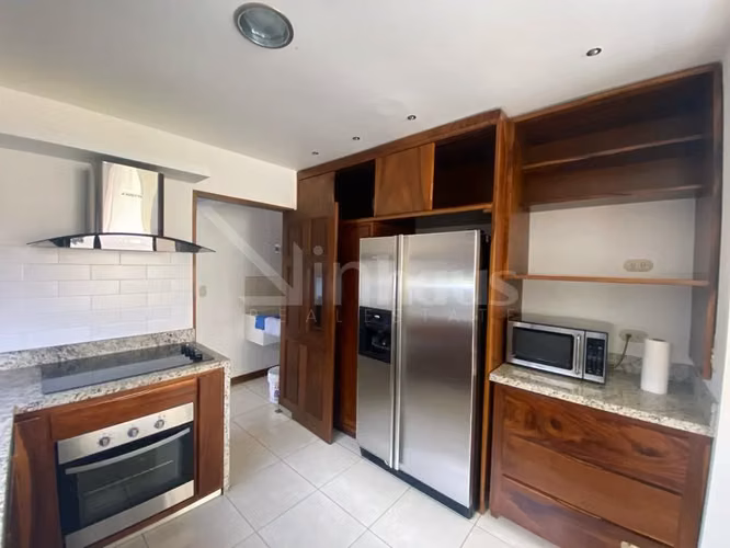 En venta casa esquinera en condominio en Guachipelín, Escazú. - Imagen 6