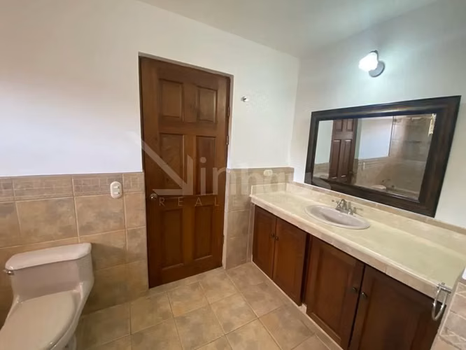 En venta casa esquinera en condominio en Guachipelín, Escazú. - Imagen 18