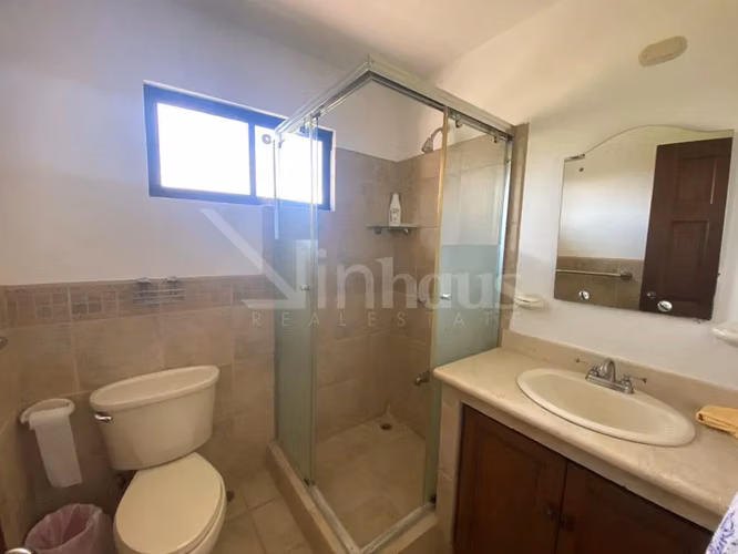 En venta casa esquinera en condominio en Guachipelín, Escazú. - Imagen 7