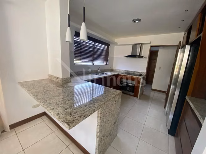 En venta casa esquinera en condominio en Guachipelín, Escazú. - Imagen 2