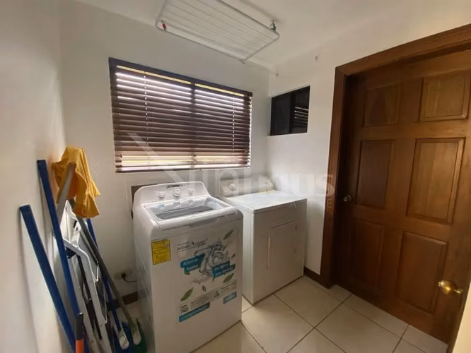 En venta casa esquinera en condominio en Guachipelín, Escazú. - Imagen 9