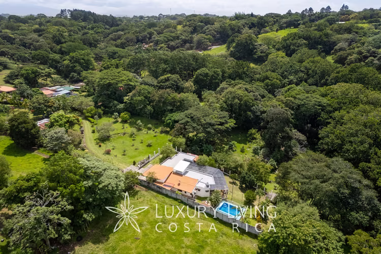 20302 - Propiedad en La Garita, 13,207m2 de terreno, casa y piscina