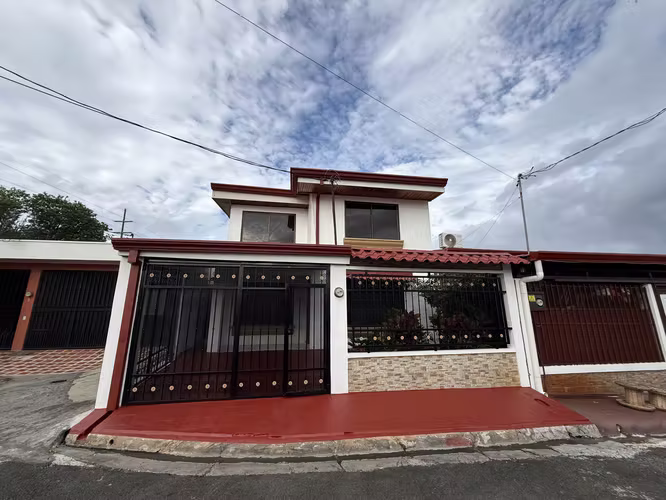 Hermosa casa en alquiler 2 niveles en El Roble de Alajuela