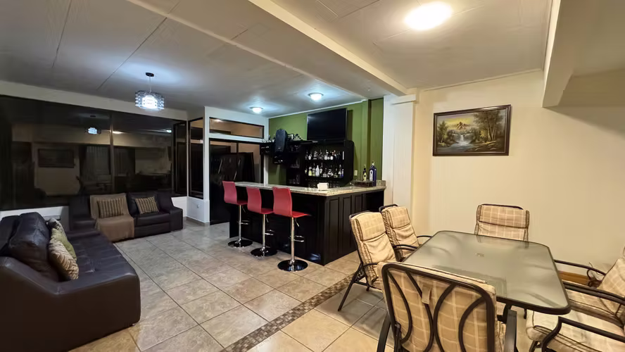 Venta de Amplia Casa en Residencial Sierras de La Unión, Tres Ríos (AD)