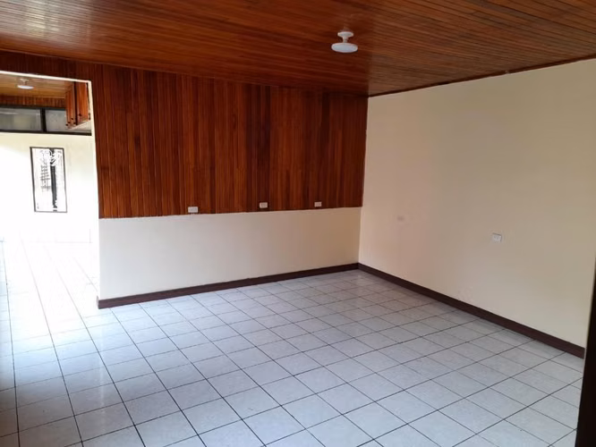 Casa amplia de un piso bello jardin