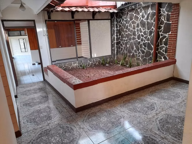 Casa amplia de un piso bello jardin