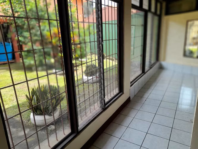 Casa amplia de un piso bello jardin
