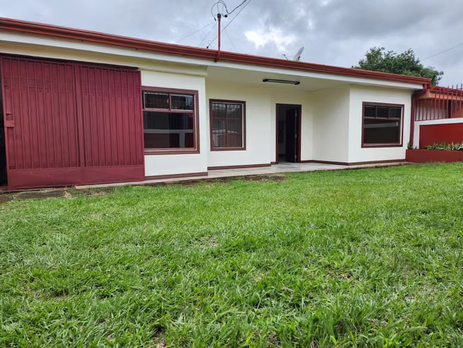 Casa amplia de un piso bello jardin