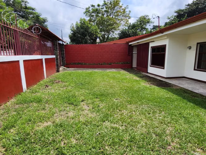 Casa amplia de un piso bello jardin