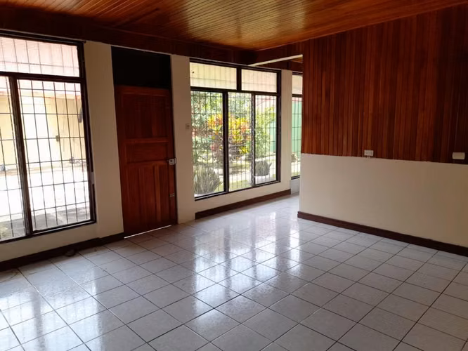 Casa amplia de un piso bello jardin