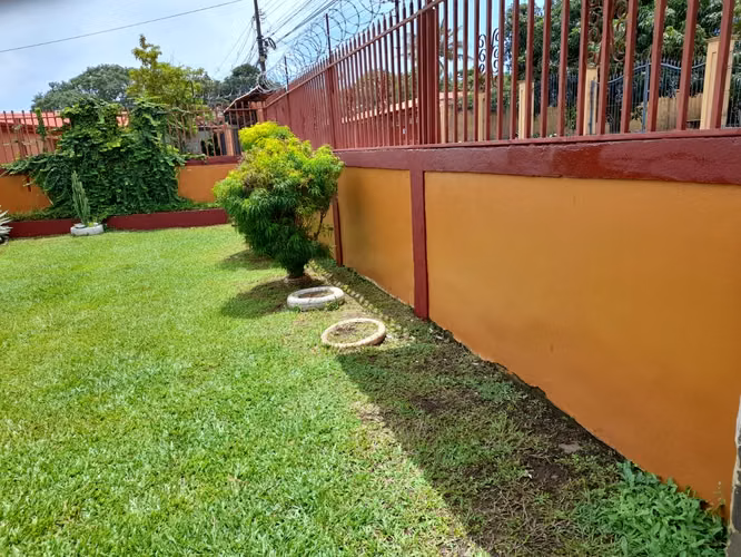 Casa amplia de un piso bello jardin