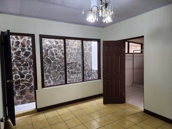 Casa amplia de un piso bello jardin
