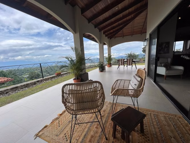 Casa Eucalipto en Residencial Oro Monte Naranjo con hermosas vistas