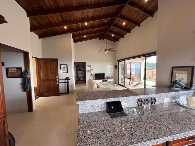 Casa Eucalipto en Residencial Oro Monte Naranjo con hermosas vistas