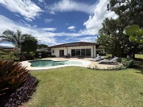 Terreno plano en venta en Piedades de Santa Ana | 660 m² Cod. EM508