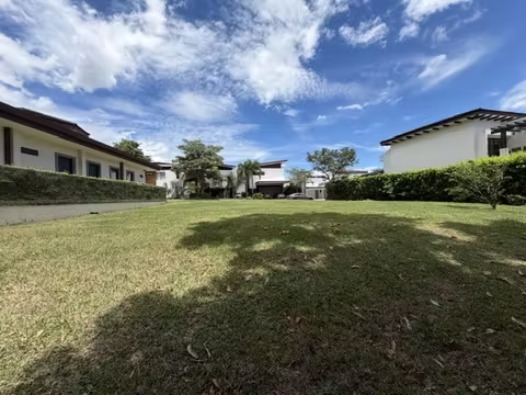 Terreno plano en venta en Piedades de Santa Ana | 660 m² Cod. EM508