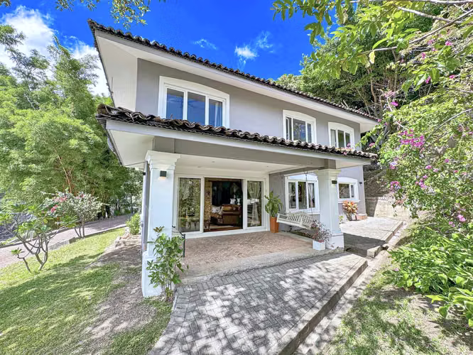 Casa Serena | Suburban home large yard