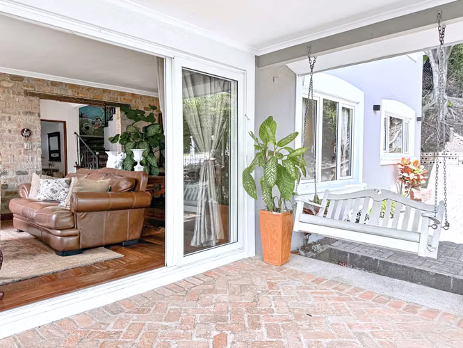 Casa Serena | Suburban home large yard