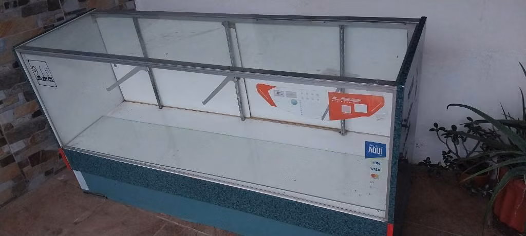 Urna exhibidora para local comercial