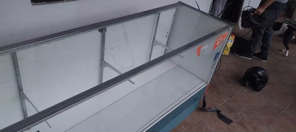 Urna exhibidora para local comercial