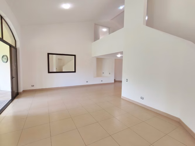 Se alquila hermosa casa de 1 planta en Piedades de Santa Ana. - Imagen 2